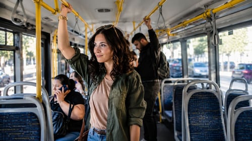 Une fille dans un autobus