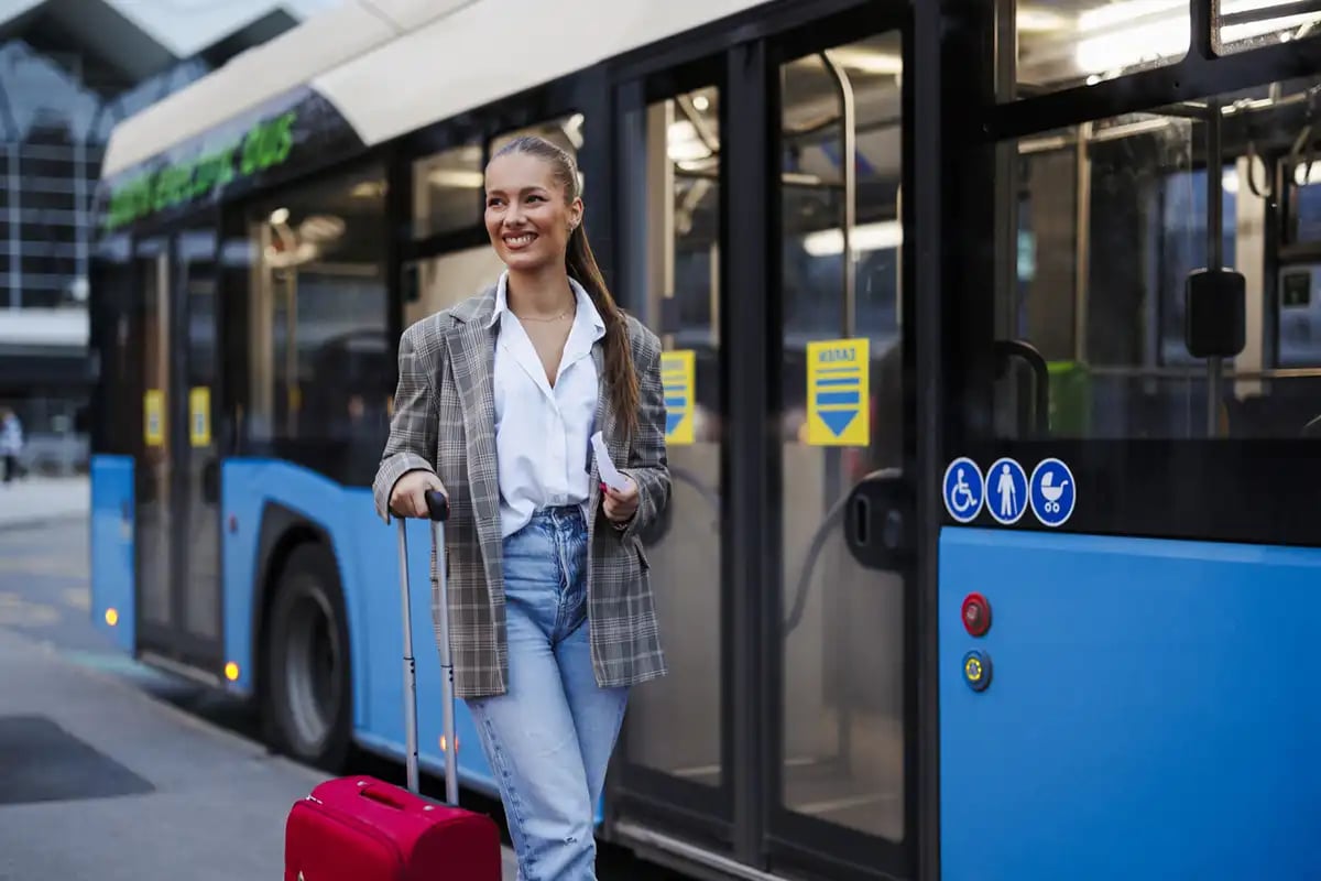Fille marchant près de l'autobus